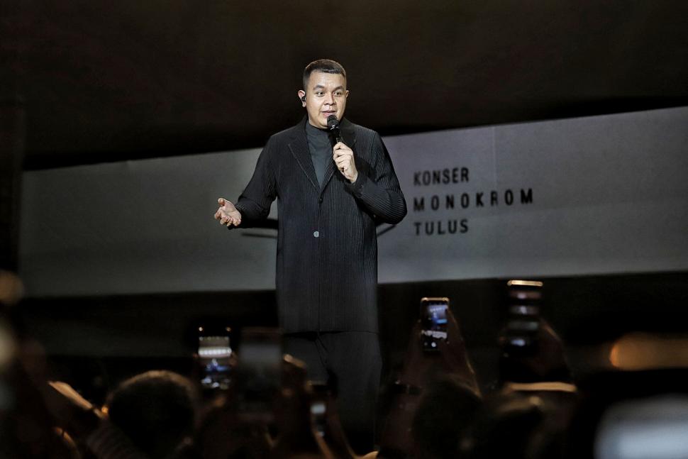 Kisah Perjalanan Hidup Tulus di Konser Monokrom Kisah Perjalanan Hidup Tulus di Konser Monokrom