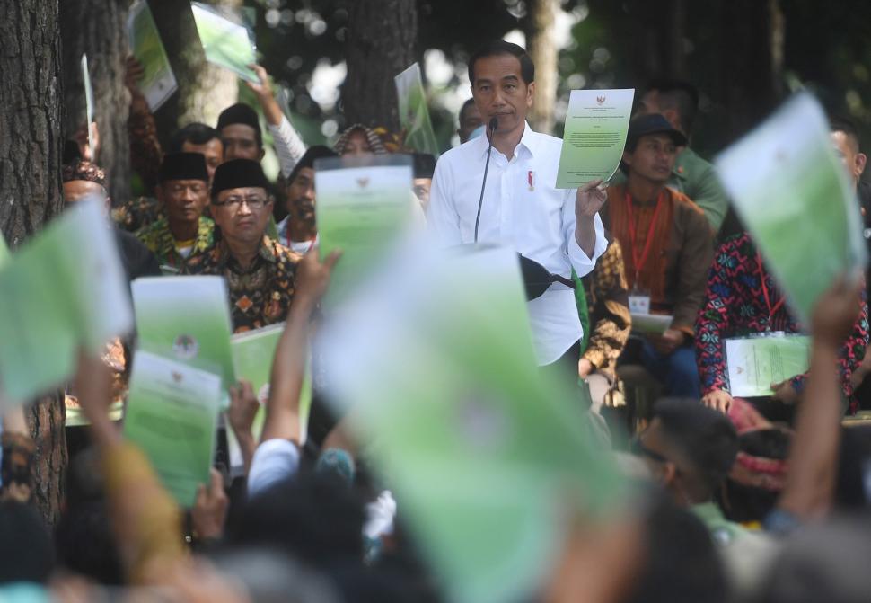 Presiden Jokowi Bagikan SK Hutan Sosial Presiden Jokowi Bagikan SK Hutan Sosial