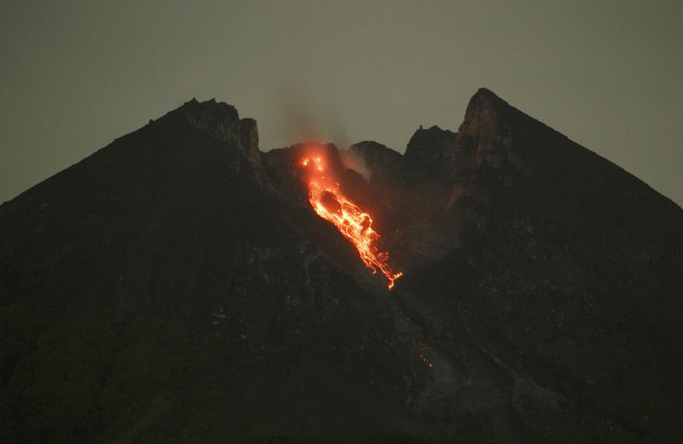 Gunung Merapi Keluarkan Guguran Lava Pijar Gunung Merapi Keluarkan Guguran Lava Pijar