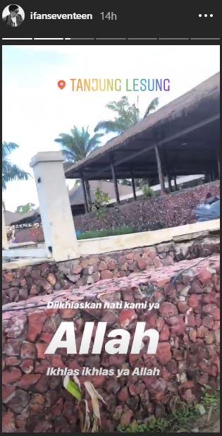 Ifan Seventeen mengunjungi Tanjung Lesung, Banten, sebulan setelah peristiwa tsunami. [instagram/ifanseventeen]