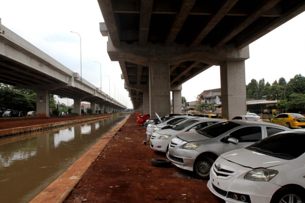 Parkir Liar di Bawah Kolong Tol Becakayu Parkir Liar di Bawah Kolong Tol Becakayu