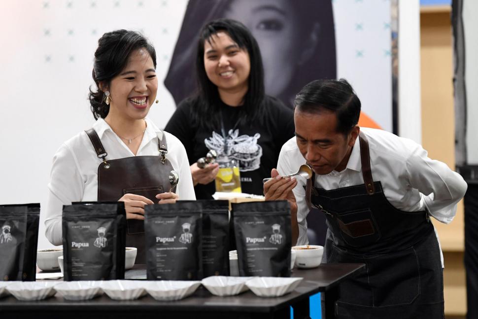 Begini Gaya Presiden Jokowi Belajar Jadi Barista di Festival Terampil Begini Gaya Presiden Jokowi Belajar Jadi Barista di Festival Terampil