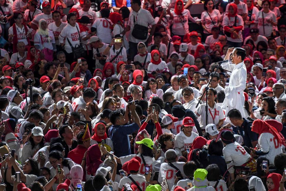 Calon Presiden nomor urut 01 Joko Widodo menyampaikan pidato saat menghadiri deklarasi dukungan dari alumni SMA se-Jakarta di Istora Senayan, Jakarta, Minggu (10/2). ANTARA FOTO/Hafidz Mubarak A