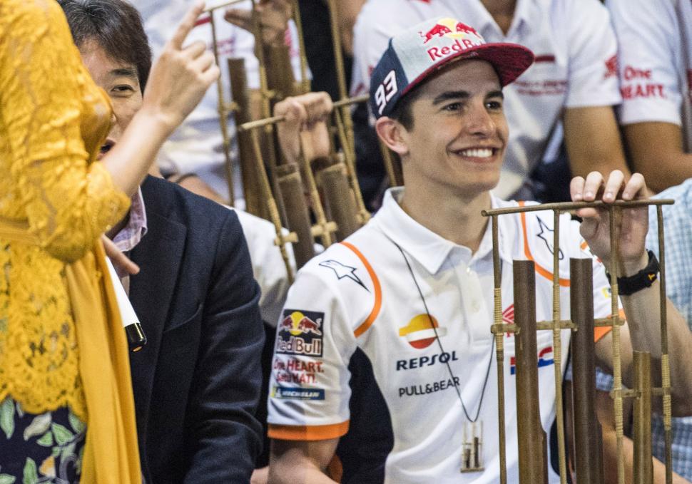 Begini Gaya Marc Marquez saat Bermain Angklung Begini Gaya Marc Marquez saat Bermain Angklung