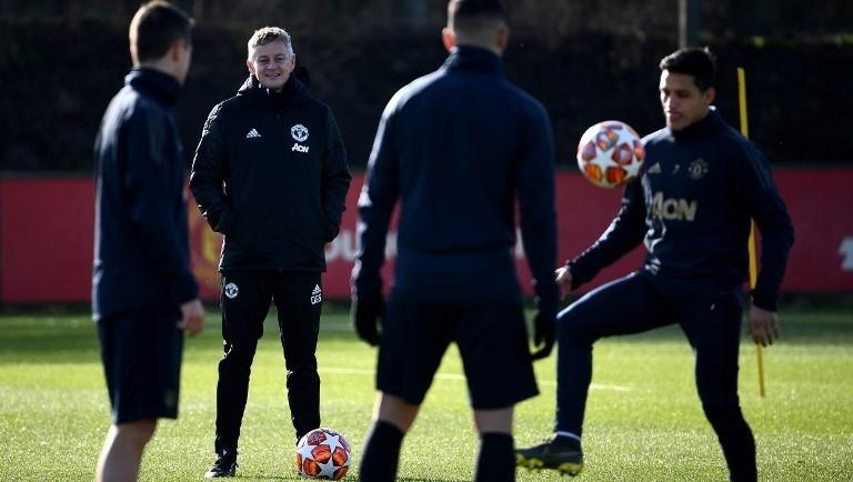 Manajer Caretaker Manchester United Ole Gunnar Solskjaer (kedua kiri) memimpin langsung latihan skuatnya sebelum menghadapi Paris Saint Germain di Liga Champions. FRANCK FIFE / AFP