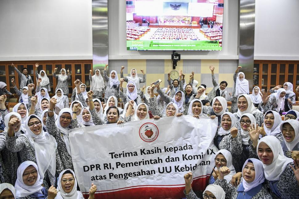 Senyum Para Bidan saat RUU Kebidanan Disahkan DPR Senyum Para Bidan saat RUU Kebidanan Disahkan DPR