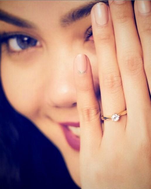 Rina Nose pamer cincin tunangan di Instagram. (Instagram)