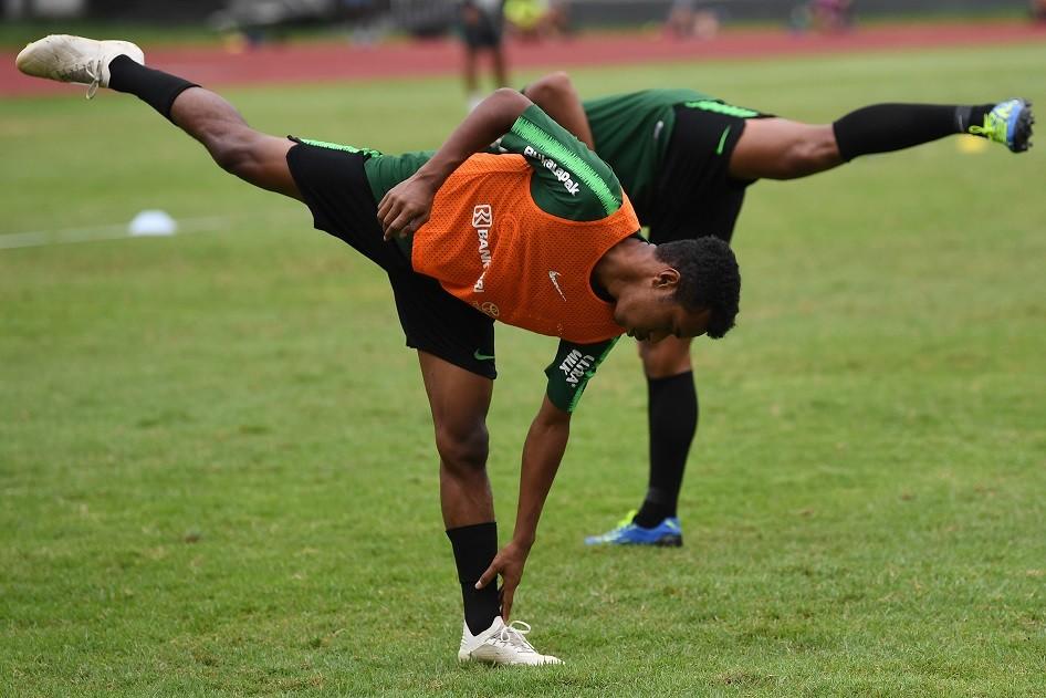 Pesepak bola Timnas Indonesia U-22 Osvaldo Haay melakukan pemanasan ketika mengikuti pemusatan latihan di Stadin Madya, Kompleks GBK, Jakarta, Senin (28/1/2019). Pemain Timnas Indonesia U-22 melakukan latihan teknik pola serangan dan pertahanan untuk memantapkan persiapan tim jelang Piala AFF U-22 di Kamboja. ANTARA FOTO/Wahyu Putro A