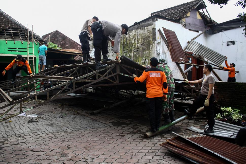 Dampak Angin Puting Beliung di Sidoarjo Dampak Angin Puting Beliung di Sidoarjo