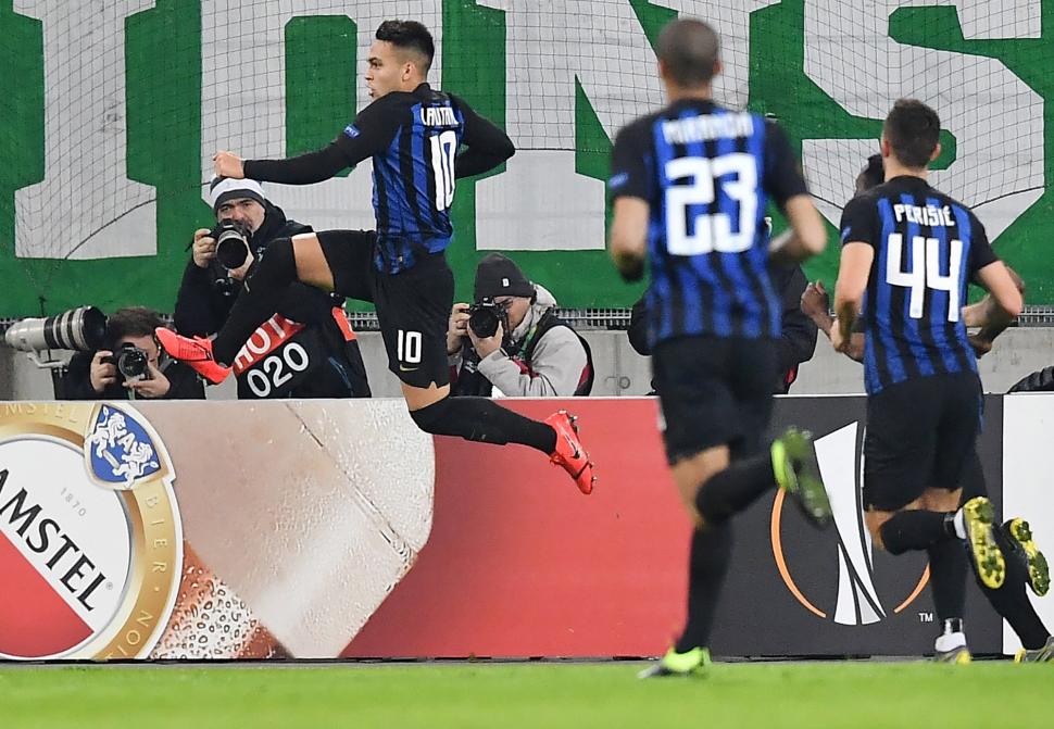 Striker Inter Milan Lautaro Martinez merayakan gol ke gawang Rapid Vienna pada leg pertama 32 besar Liga Europa antara Rapid Vienna melawan Inter Milan di Allianz Stadion, Wina, Austria, Jumat (15/2) dini hari WIB. (AFP/Joe Klamar)