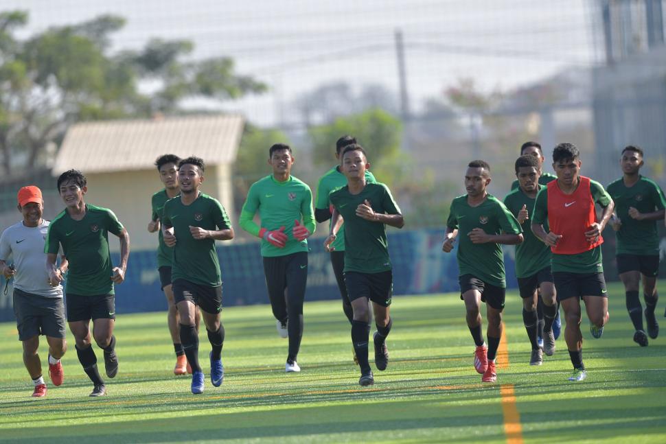 Pemain Timnas U-22 melakukan pemanasan dalam latihan menjelang pertandingan Sepak Bola AFF U-22 di lapangan AUPP Sport Club, Phnom Penh, Kamboja, Minggu (17/2). ANTARA FOTO/Nyoman Budhiana