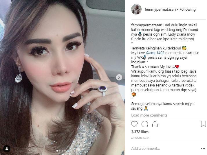 Femmy Permatasari pamer cincin nikah. [instagram/femmypermatasari]