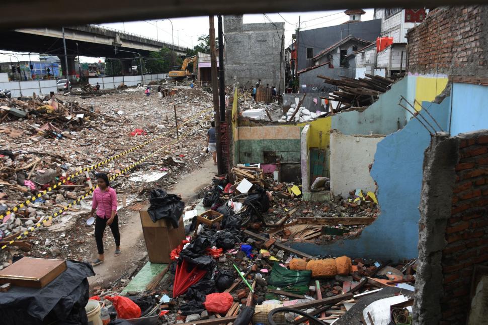 Anak-anak bermain di area bangunan yang telah dibongkar di Jalan D.I. Panjaitan (By Pass), Rawa Bunga, Jakarta Timur, Sabtu (16/2). ANTARA FOTO/Indrianto Eko Suwarso
