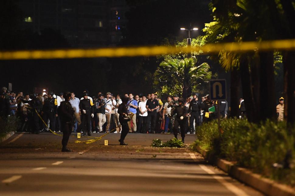 Petugas kepolisian melakukan penyisiran di lokasi ledakan yang terjadi di Parkir Timur Senayan, Jakarta, Minggu (17/2). ANTARA FOTO/Rivan Awal Lingga