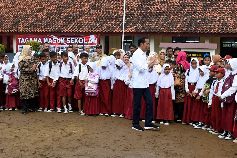 Presiden Joko Widodo (tengah) menyapa siswa saat meninjau Program Tagana Masuk Sekolah dan Kampung Siaga Bencana di SDN Panimbang Jaya 1, Pandeglang, Banten, Senin (18/2). ANTARA FOTO/Puspa Perwitasari