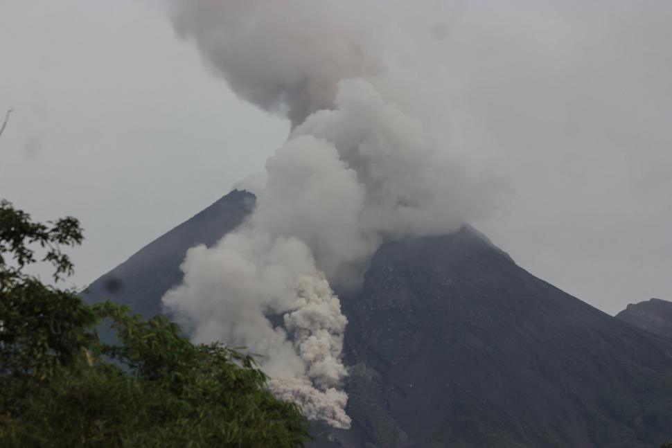 Luncuran awan panas dari puncak Gunung Merapi terlihat dari Balerante, Klaten, Jawa Tengah, Senin (18/2). ANTARA FOTO/Hendra Nurdiyansyah