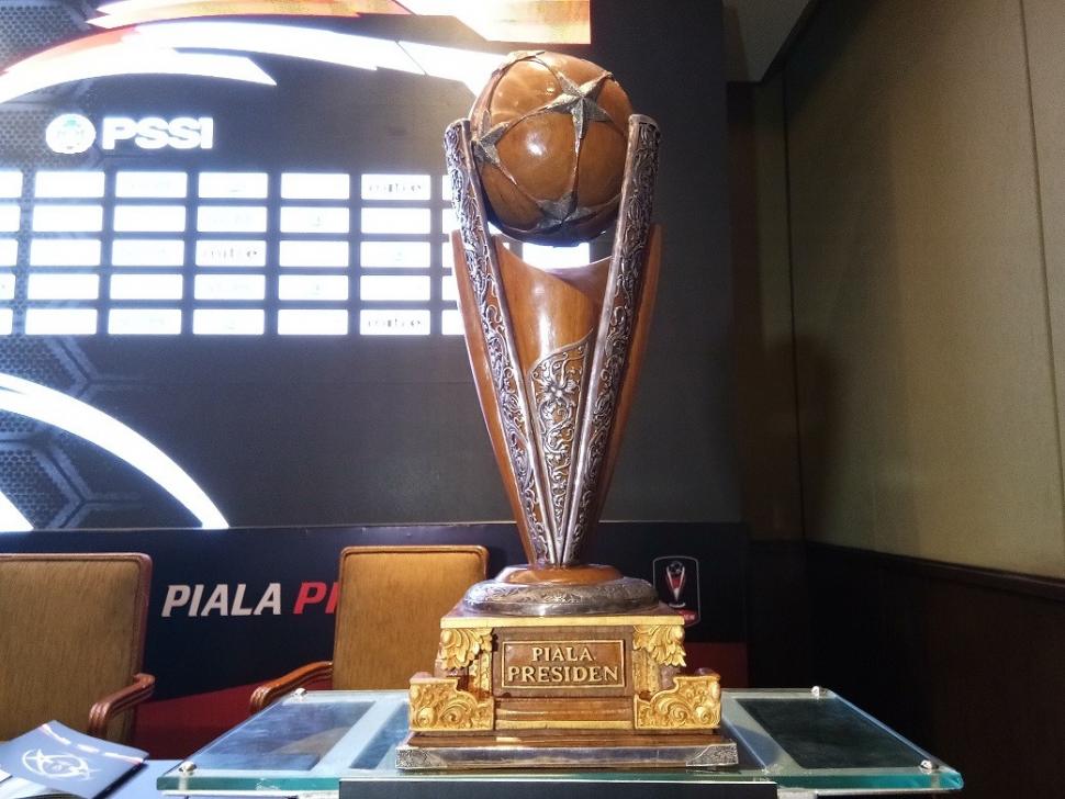 Trofi Piala Presiden [Suara.com/Adie Prasetyo]