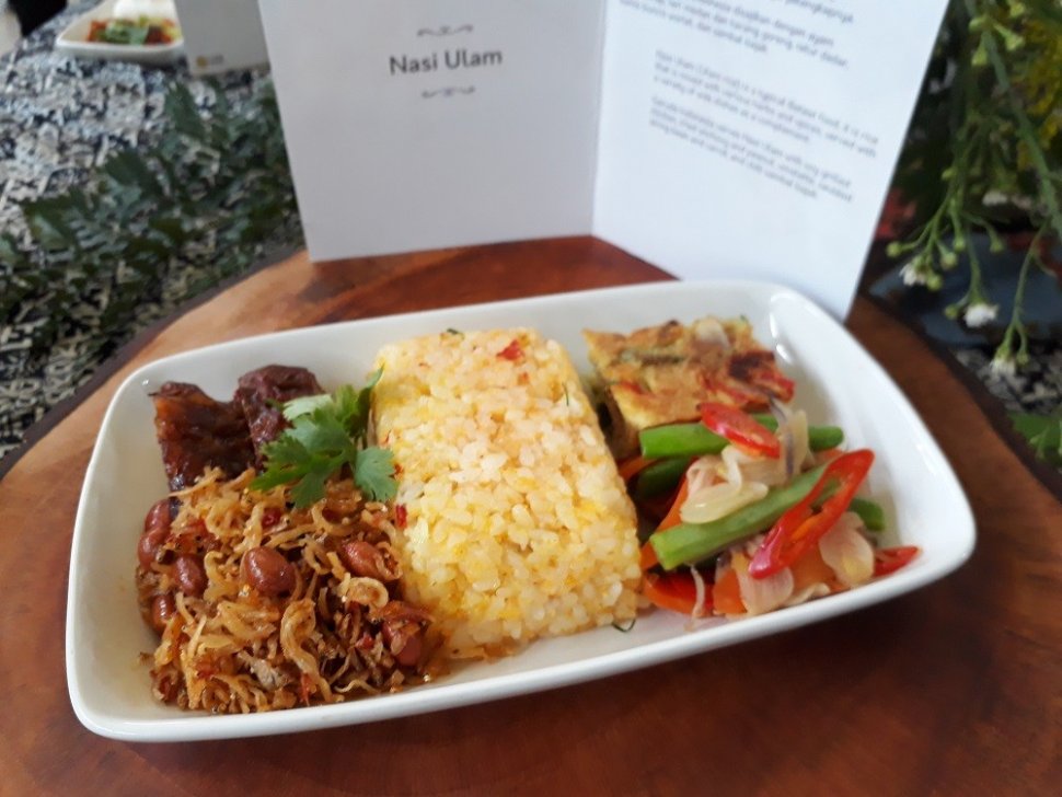 Nasi Ulam, kuliner asli Indonesia yang jadi daya tarik wisata kuliner. (Suara.com/Risna Halidi)