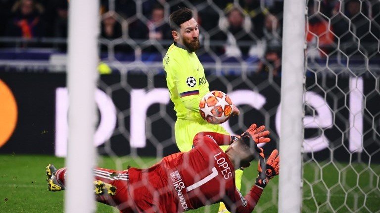 Kiper Lyon Anthony Lopes menggagalkan peluang bintang Barcelona Lionel Messi saat pertandingan leg pertama babak 16 besar Liga Champions di Groupama Stadium. FRANCK FIFE / AFP 