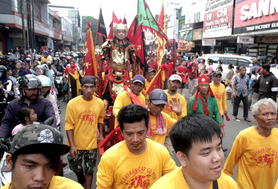 Suasana perayaan Cap Go Meh di kawasan pertokoan, di Bekasi, Jawa Barat, Selasa (19/2). (Suara.com/Fakhri Hermansyah)