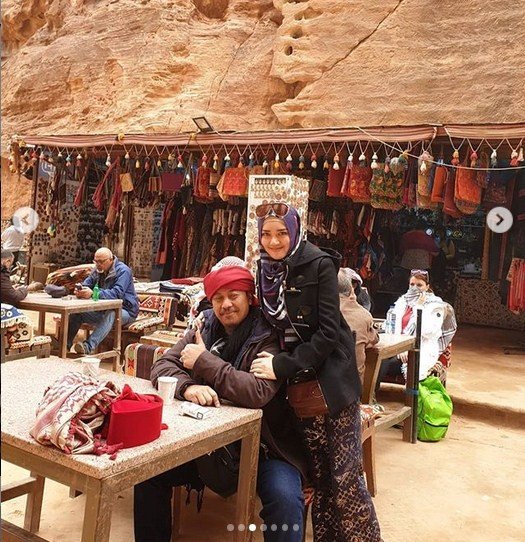 Opick dan istri barunya, Bebi Silvana tengah berlibur di Petra, Jordania. (Instagram)