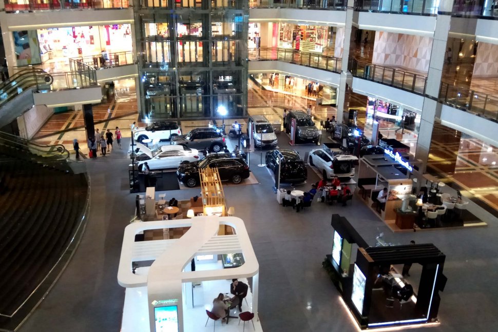 Petugas keamanan berjaga-jaga di sekitar lokasi ledakan pipa gas di lantai 4 food court mal Taman Anggrek, Jakarta Barat, Rabu (20/2). (Suara.com/Fakhri Hermansyah)