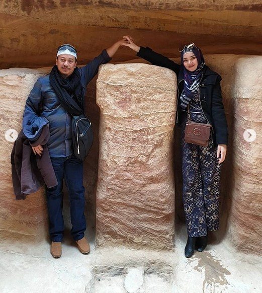 Opick dan istri barunya, Bebi Silvana tengah berlibur di Petra, Jordania. (Instagram)