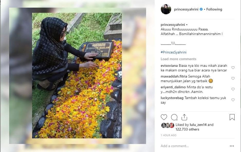 Syahrini berziarah ke makam ayahnya. [instagram/princessyahrini]