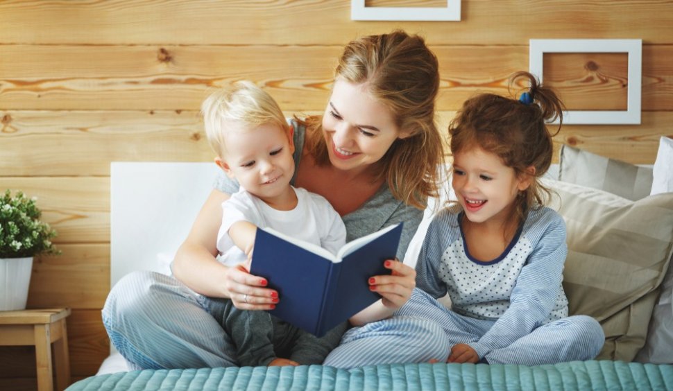 Orang tua baca buku dengan anak. (shutterstock)