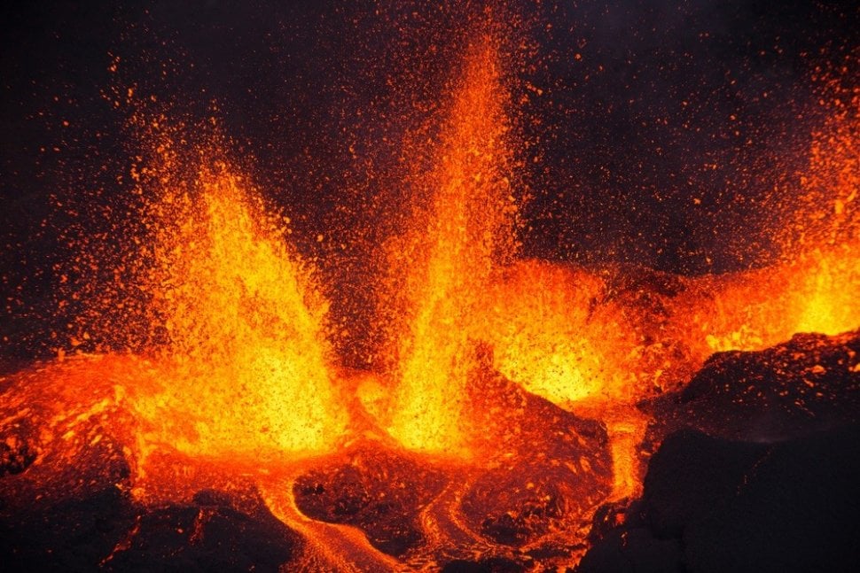 Ilustrasi lava pijar dari letusan gunung berapi. [Shutterstock]