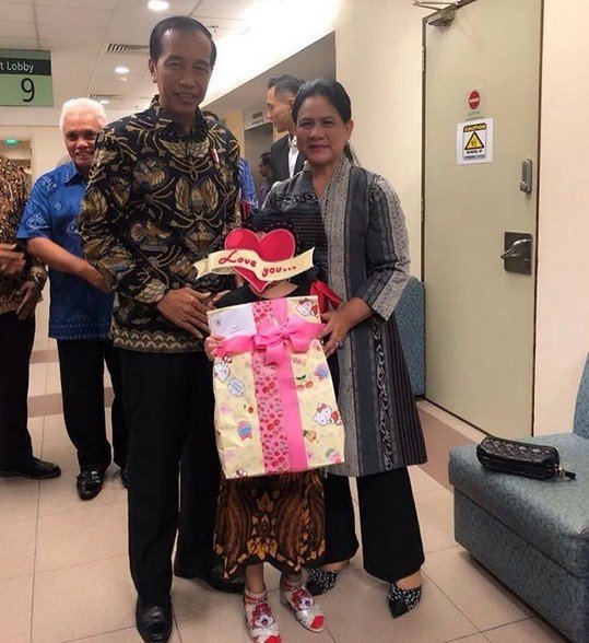 Putri Denada, Shakira mendapat hadiah dari Presiden Jokowi dan istri, Iriana. (Instagram Denada)