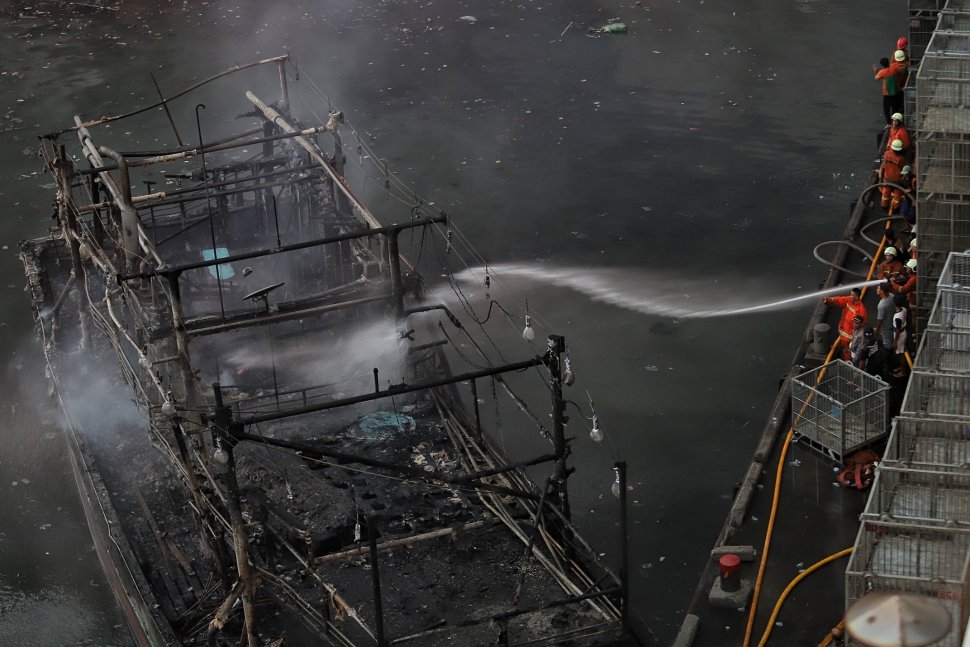 Sejumlah petugas pemadam kebakaran memadamkan api pada salah satu kapal nelayan yang terbakar di Pelabuhan Muara Baru, Jakarta, Sabtu (23/2/2019).