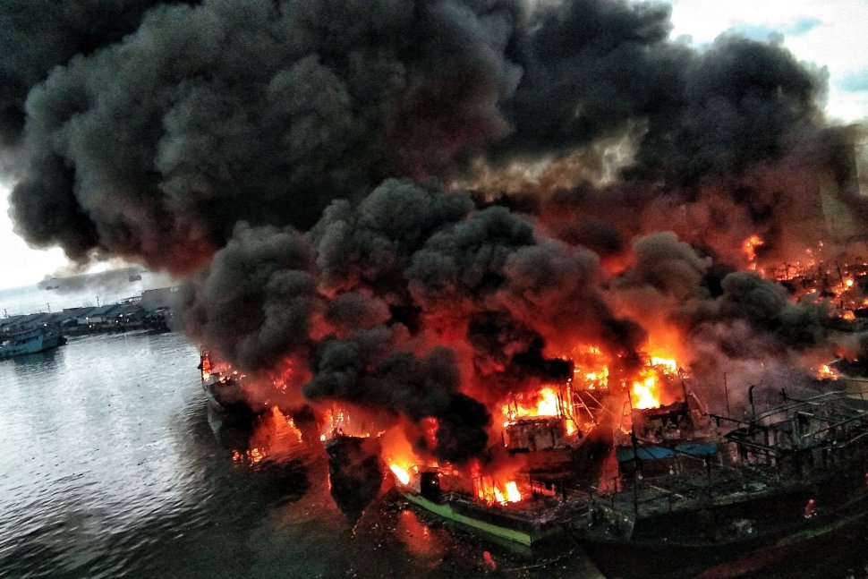 Sejumlah kapal nelayan mengalami kebakaran di Pelabuhan Muara Baru, Jakarta, Sabtu (23/2/2019).