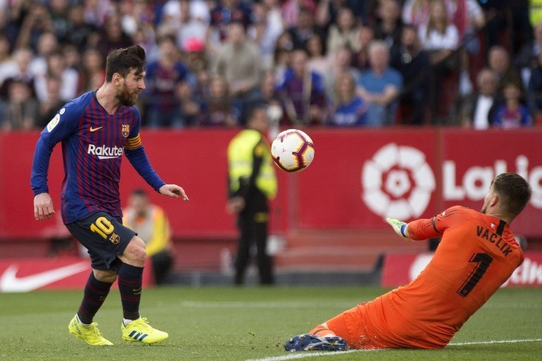 Lionel Messi mencetak gol ke gawang Sevilla dalam laga di Ramon Sanchez Pizjuan, Sabtu (23/2/2019) [AFP]