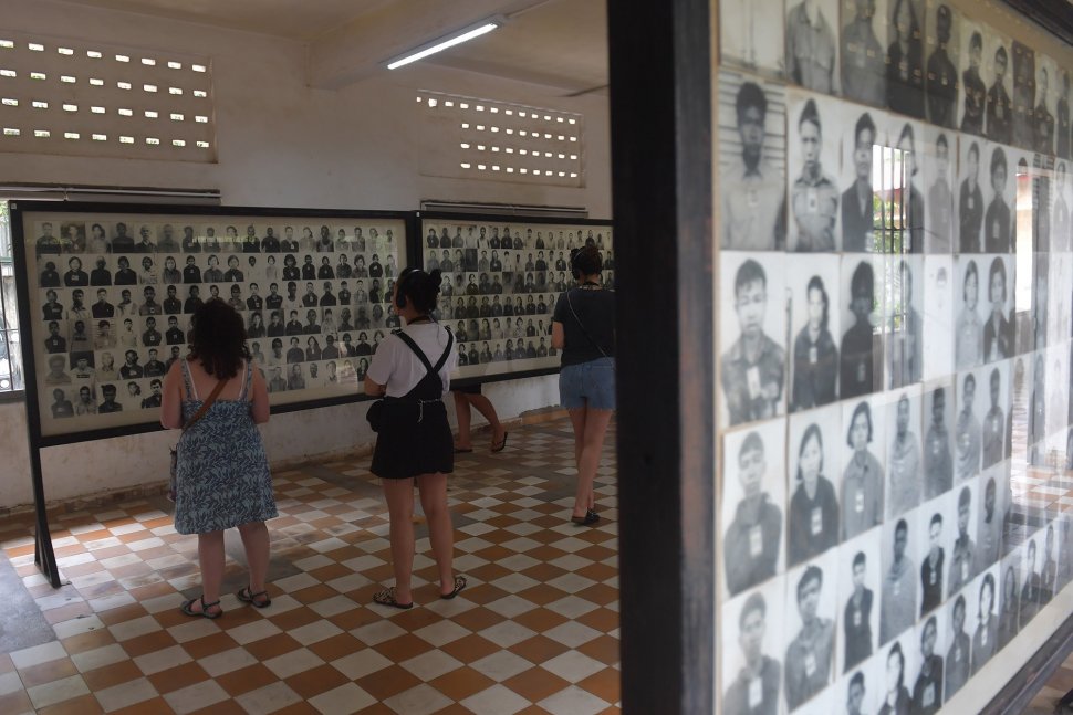 Wisatawan melihat foto-foto korban kekejaman rezim Khmer Merah di Museum Genosida Tuol Sleng, Phnom Penh, Kamboja, Sabtu (23/2). ANTARA FOTO/Nyoman Budhiana