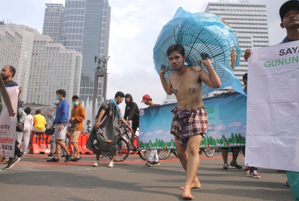Sejumlah Aktivis melakukan aksi teatrikal bertemakan lingkungan pada Hari bebas kendaraan bermotor (HBKB) di Bundaran HI, Jakarta Pusat , Minggu (24/2). (Suara.com/Fakhri Hermansyah)