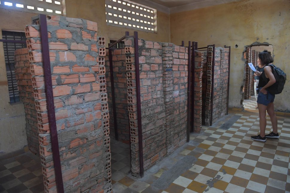Seorang wisatawan melihat ruangan bersekat-sekat bekas penjara pada masa kekuasaan rezim Khmer Merah di Museum Genosida Tuol Sleng, Phnom Penh, Kamboja, Sabtu (23/2/). ANTARA FOTO/Nyoman Budhiana