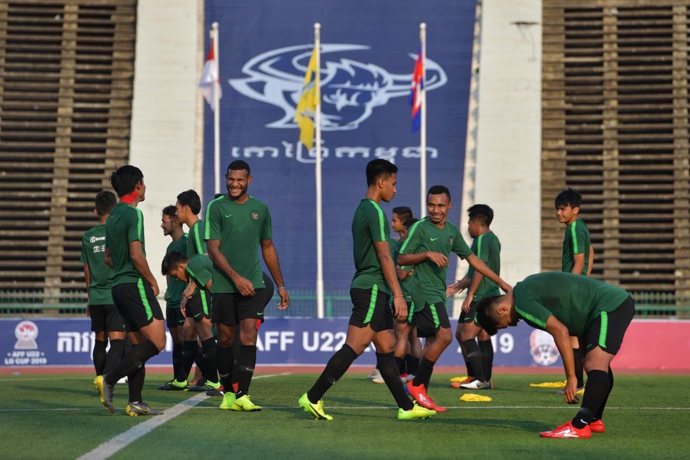 Pemain Timnas U-22 bersantai di sela latihan menjelang pertandingan Semi Final Sepak Bola AFF U-22 di Stadion Nasional Olimpiade, Phnom Penh, Kamboja, Sabtu (23/2). ANTARA FOTO/Nyoman Budhiana