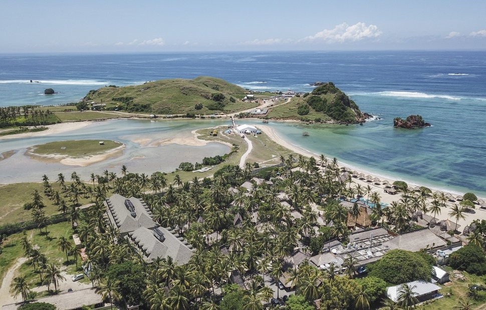 Foto areal pantai bukit Seger Kawasan Ekonomi Khusus (KEK) Mandalika di Desa Kuta, Kecamatan Pujut, Praya, Lombok Tengah, NTB, Minggu (24/2/2019). Di kawasan ini akan dibangun sirkuit MotoGP dengan trek sepanjang 4,32 km dan 18 tikungan. [Antara/Ahmad Subaidi]