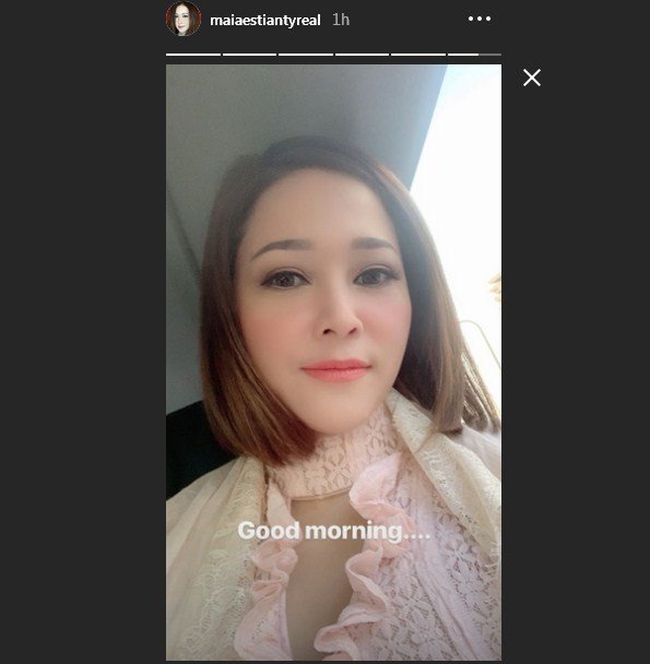 Penampilan Maia Estianty saat hendak kondangan di pernikahan Syahrini dan Reino Barack. (Instagram)