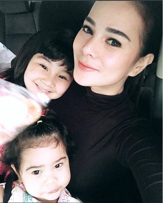 Astrid Tiar bersama dua putrinya. (Instagram)