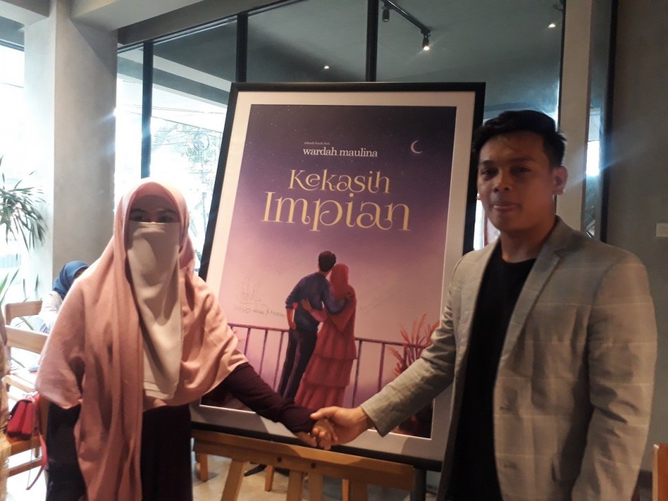 Wardah Maulina rilis novel Kekasih Impian. (Sumarni/Suara.com)