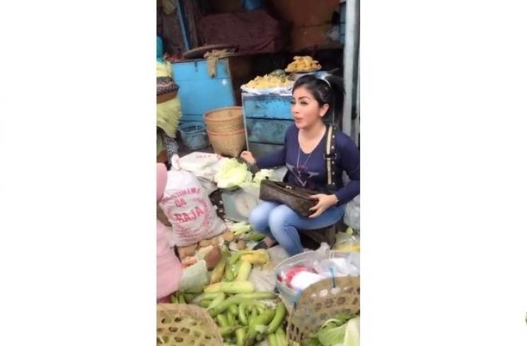 Viral penjual sayur cantik mirip Syahrini. (Youtube/Fajar Pratama Channel)