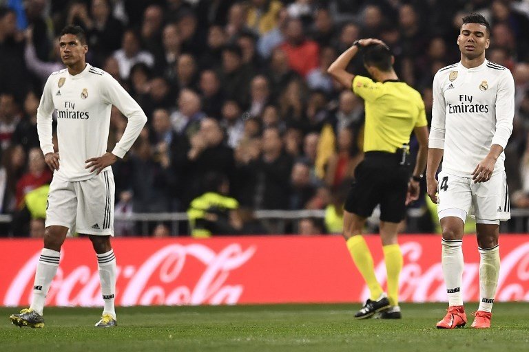 Reaksi dua pemain Real Madrid Raphael Varane (kiri) dan Casemiro usai gawang Los Blancos dijebol Barcelona dalam pertandingan leg kedua Copa del Rey yang berlangsung di Santiago Bernabeu, Kamis (28/2/2019) [AFP]