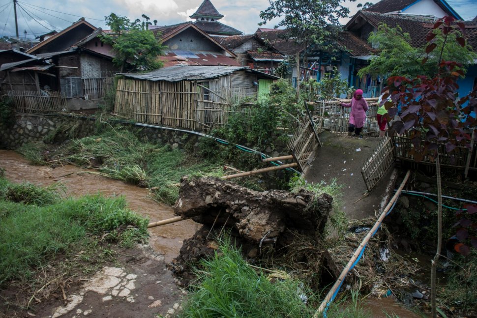 Warga melihat jembatan yang ambruk akibat banjir bandang luapan sungai Cisangkuy di Pangalengan, Kabupaten Bandung, Jawa Barat, Sabtu (2/3). ANTARA FOTO/Novrian Arbi