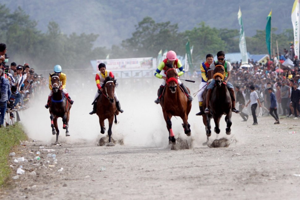 Para joki mamacu kuda pada lomba pacuan kuda tradisional memperingati hari jadi ke 442 Kota Takengon di lapangan HM Hasan Gayo, Blang Bebangka, Aceh Tengah, Aceh, Sabtu (2/3). ANTARA FOTO/Irwansyah Putra