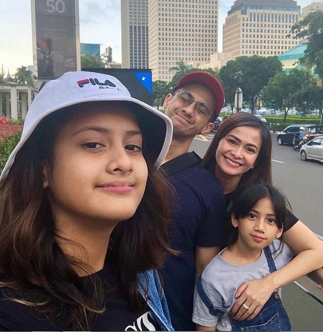 Ersa Mayori bersama suami dan dua anaknya. (Instagram)