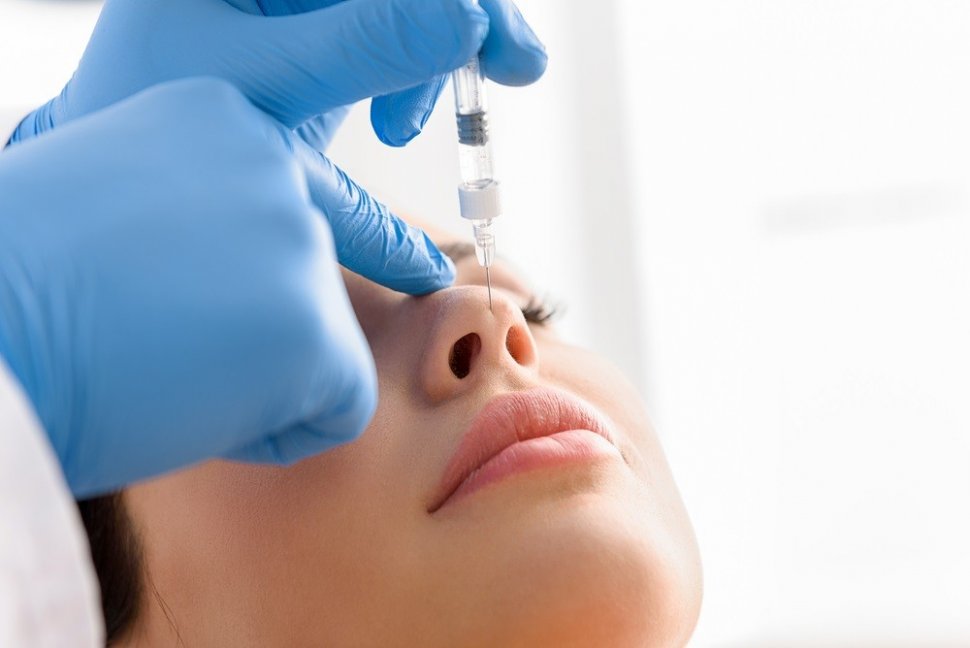Ilustrasi suntik filler hidung. [Shutterstock]
