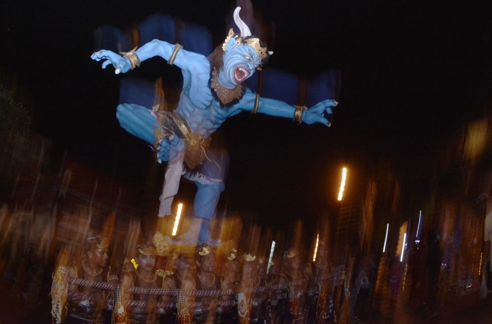 Sejumlah pemuda mengarak Ogoh-Ogoh atau boneka raksasa yang melambangkan sifat buruk saat Festival Ogoh-Ogoh di Semarapura, Klungkung, Bali, Minggu (3/3). ANTARA FOTO/Fikri Yusuf