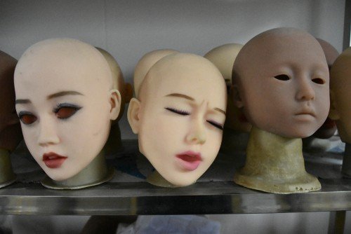 Kepala boneka atau robot seks sebuah pabrik alat bantu seks di Shenzhen, Cina. [Shutterstock]